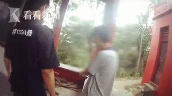 女子独自回家吃瓜视频,吃瓜视频引发网友热议