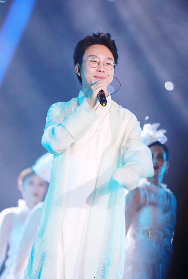 李青年和李玉刚吃瓜视频,揭秘娱乐圈幕后故事