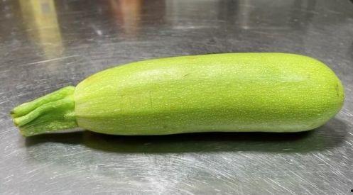 女子吃葫芦瓜视频,女子挑战独特口感，揭秘家常美味新吃法